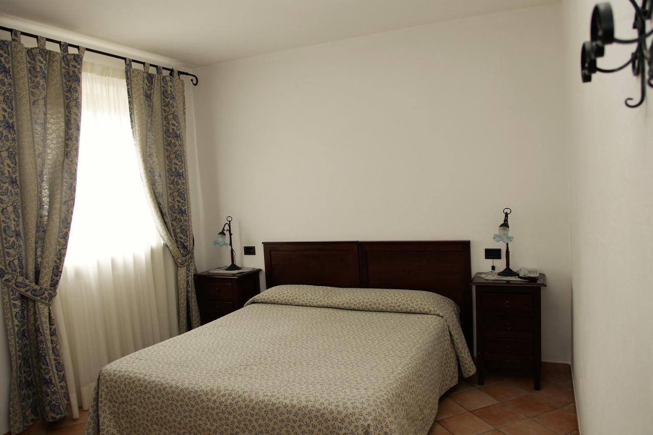 Hotel Il Ghiro オヴィンドリ エクステリア 写真