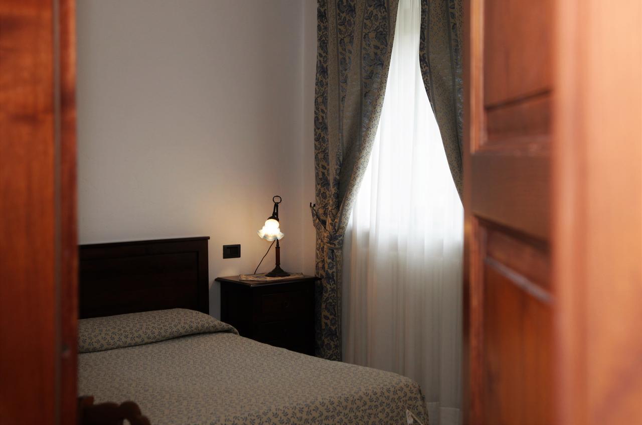 Hotel Il Ghiro オヴィンドリ エクステリア 写真